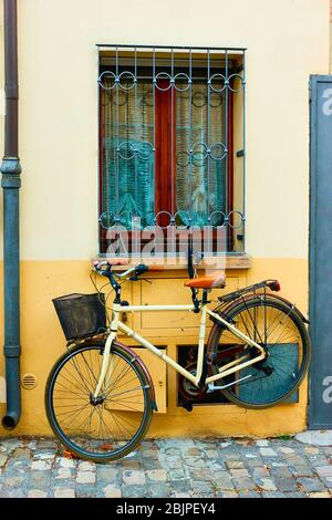Vélo stationné près du mur à Rimini, Italie Banque D'Images