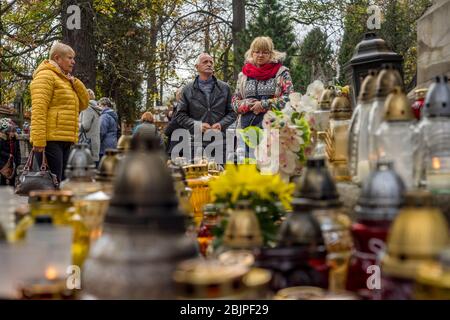 Les gens arrivent au cimetière de Rakowicki à Cracovie, Pologne 2019. Banque D'Images