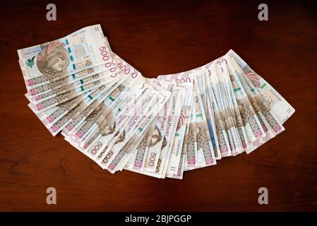 Comptage de l'argent en billets 500 PLN Banque D'Images