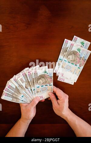 Comptage de l'argent en billets 500 PLN Banque D'Images