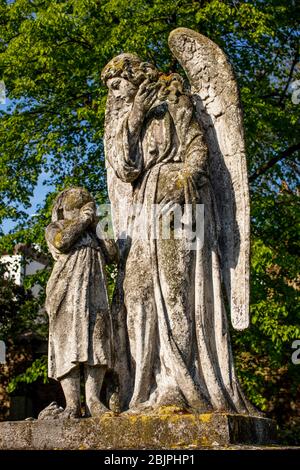 Pierre tombale au cimetière de Brompton, Kensington, Londres; un des cimetières 'Magnificent Seven' de Londres; un ange et une jeune fille Banque D'Images