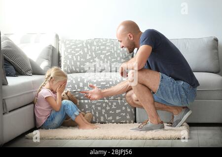 Jeune homme abuser de sa fille à la maison Banque D'Images