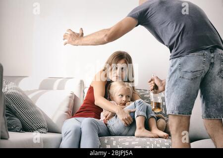 L'homme abuse de sa femme et de sa fille à la maison Banque D'Images