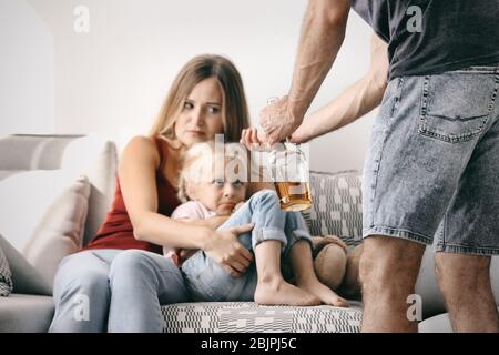 L'homme abuse de sa femme et de sa fille à la maison Banque D'Images