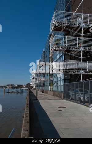 Balcons d'architecture des années 1980 White Cantilever Steel Glass Thames Reach, 80 Rainville Road, Hammersmith, London W6 par RSHP Richard Rogers Banque D'Images