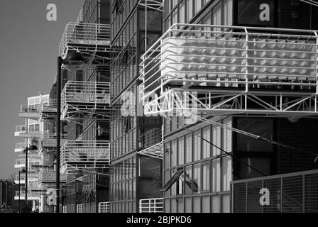 Balcons d'architecture des années 1980 White Cantilever Steel Glass Thames Reach, 80 Rainville Road, Hammersmith, London W6 par RSHP Richard Rogers Banque D'Images