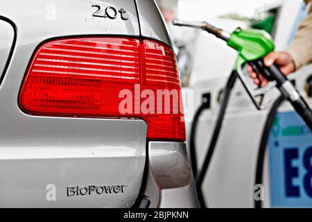 L'éthanol (alcool) est en train d'être ravitaillé dans la voiture de tourisme biotour Saab 95 à la station-service offrant vert, écologique, puissance, carburant à Mlada Bole Banque D'Images