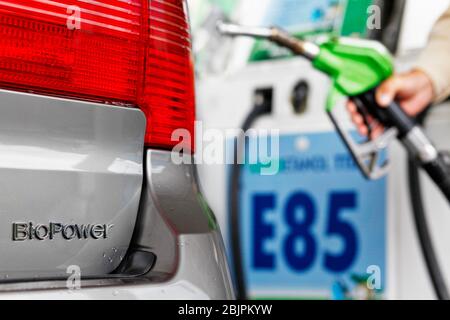 L'éthanol (alcool) est en train d'être ravitaillé dans la voiture de tourisme biotour Saab 95 à la station-service offrant vert, écologique, puissance, carburant à Mlada Bole Banque D'Images