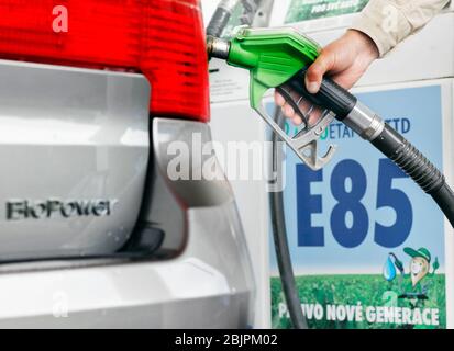 L'éthanol (alcool) est en train d'être ravitaillé dans la voiture de tourisme biotour Saab 95 à la station-service offrant vert, écologique, puissance, carburant à Mlada Bole Banque D'Images