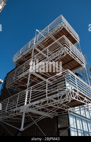 Balcons d'architecture des années 1980 White Cantilever Steel Glass Thames Reach, 80 Rainville Road, Hammersmith, London W6 par RSHP Richard Rogers Banque D'Images