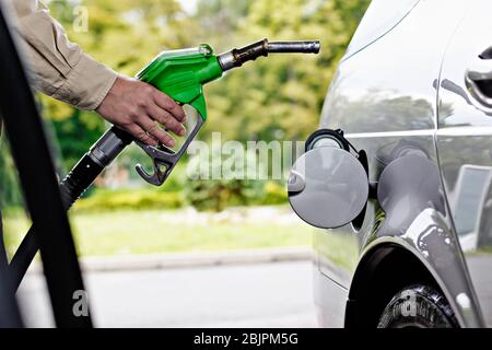 L'éthanol (alcool) est en train d'être ravitaillé dans la voiture de tourisme biotour Saab 95 à la station-service offrant vert, écologique, puissance, carburant à Mlada Bole Banque D'Images