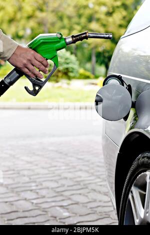 L'éthanol (alcool) est en train d'être ravitaillé dans la voiture de tourisme biotour Saab 95 à la station-service offrant vert, écologique, puissance, carburant à Mlada Bole Banque D'Images