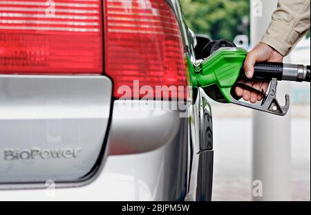 L'éthanol (alcool) est en train d'être ravitaillé dans la voiture de tourisme biotour Saab 95 à la station-service offrant vert, écologique, puissance, carburant à Mlada Bole Banque D'Images