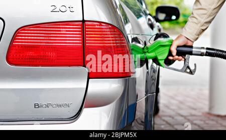 L'éthanol (alcool) est en train d'être ravitaillé dans la voiture de tourisme biotour Saab 95 à la station-service offrant vert, écologique, puissance, carburant à Mlada Bole Banque D'Images