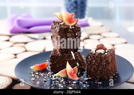 Délicieux gâteau au chocolat avec garniture au caramel et figues sur la plaque Banque D'Images