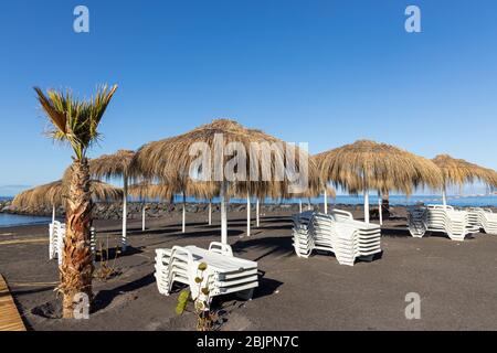 Plage de Playa Beril. Les stations touristiques sur la côte de Costa Adeje sont désertes. Avec le tourisme zéro et les plages fermées à tous pendant le Covid 19, coronavirus, état d'urgence imposé par le gouvernement il n'y a personne dehors. Tenerife, Îles Canaries, Espagne Banque D'Images