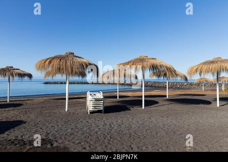 Plage de Playa Beril. Les stations touristiques sur la côte de Costa Adeje sont désertes. Avec le tourisme zéro et les plages fermées à tous pendant le Covid 19, coronavirus, état d'urgence imposé par le gouvernement il n'y a personne dehors. Tenerife, Îles Canaries, Espagne Banque D'Images