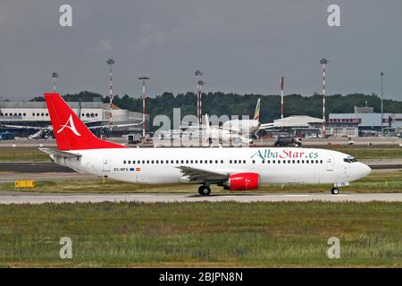 EC-MFS Alba Star Boeing 737-4Y 0 photographié à l'aéroport de Malpensa, Milan, Italie Banque D'Images