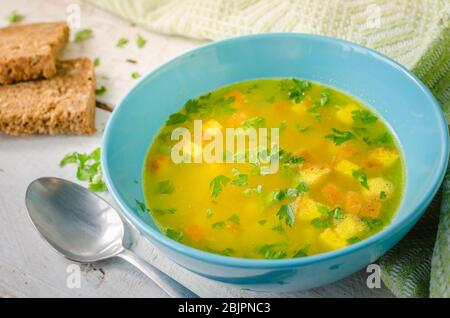 Zuppa Imperiale - soupe italienne avec œufs et parmesan, plat d'Emilie Romagne. Soupe impériale sur table en bois. Omelette dans bouillon de poulet avec pars Banque D'Images