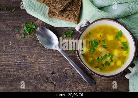 Zuppa Imperiale - soupe italienne avec œufs et parmesan, plat d'Emilie Romagne. Soupe impériale sur table en bois. Omelette dans bouillon de poulet avec pars Banque D'Images