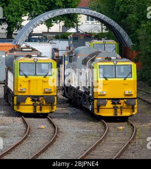 Deux trains de traitement ferroviaire ferroviaire ferroviaire RHTT (Railhead Treatment trains) de réseau numéros DR 98974 et DR 98973 à Totton Railway sidings, Totton, Hampshire, Royaume-Uni Banque D'Images