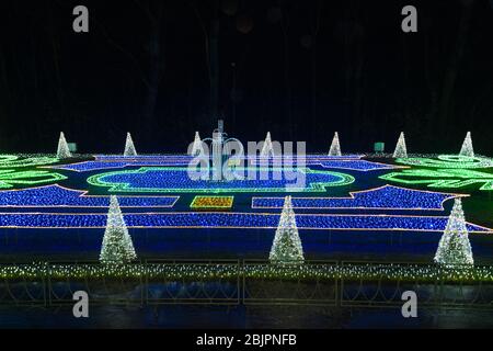 VARSOVIE, POLOGNE - 25 DÉCEMBRE 2018 : illuminations de Noël dans les jardins du palais de Wilanow. Le palais est l'un des monuments les plus importants de Pologne. Banque D'Images