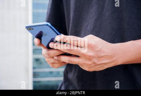 Jeune Indien utilisant smartphone Banque D'Images
