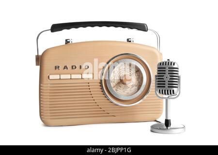 Radio rétro et microphone, isolé sur blanc Banque D'Images