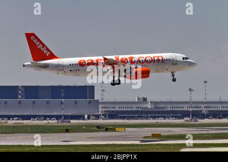 G-EZTE easyJet Airbus A320-214 à Malpensa (MXP / LIMC), Milan, Italie Banque D'Images