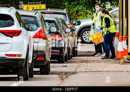 Londres, Royaume-Uni. 30 avril 2020. Les tests sont collectés dans des boîtes - la zone d'auto-test où les communications sont en grande partie par téléphone mobile, Avec des fenêtres fermées et où les individus sont donnés des paquets avec des instructions pour qu'ils puissent tester en étant assis dans leur voiture - le jour où le gouvernement opesto atteindre sa cible de test de 100.000 personnes, avec des symptômes, Un jour, la route de Coronavirus dans le centre d'essais de Chessington World of Adventures reste assez calme. Le « verrouillage » se poursuit à Londres en raison du crédit : Guy Bell/Alay Live News Banque D'Images