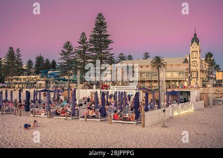 Adélaïde, Australie méridionale - 9 mars 2018 : les gens apprécient la brise marine en soirée au café Moseley Beach Club de Glenelg, lors d'une chaude soirée d'été Banque D'Images