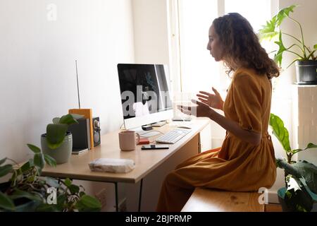 Femme caucasienne auto-isolation à la maison pendant la pandémie de coronavirus covid19 Banque D'Images