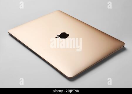 KIEV, UKRAINE - 12 OCTOBRE 2017 : MacBook Apple GOLD sur fond clair Banque D'Images