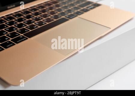 KIEV, UKRAINE - 12 OCTOBRE 2017 : MacBook Apple GOLD sur boîte Banque D'Images