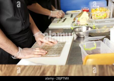 Chef faisant des sushis dans le restaurant Banque D'Images