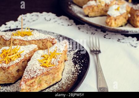 La TORTA DI RISO. Riz au lait au four dessert sucré avec le sucre en poudre et garnie avec des écorces d'orange confite sur le dessus avec une fourchette sur le côté. Le riz Banque D'Images