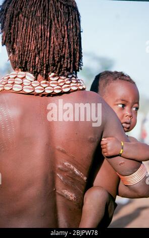 Les cicatrices brutes sur le dos d'une femme Hamar après avoir été fouettées lors d'une cérémonie de "saut du taureau". Photographié dans la vallée de la rivière Omo, en Ethiopie Banque D'Images