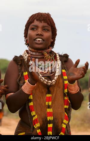 Hamar Women Dance à une cérémonie de saut à taureaux, Dimeka, Omo Valley, Ethiopie Banque D'Images