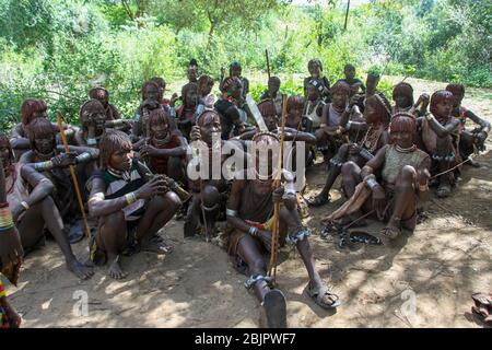 Hamar Women Dance à une cérémonie de saut à taureaux, Dimeka, Omo Valley, Ethiopie Banque D'Images