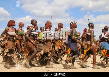 Hamar Women Dance à une cérémonie de saut à taureaux, Dimeka, Omo Valley, Ethiopie Banque D'Images