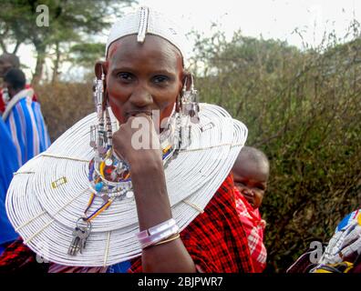 Les femmes de Maasai, avec leurs bijoux Maasai, portent une tenue de fête traditionnelle. Maasai est un groupe ethnique de personnes semi-nomades photographiées en Tanzanie Banque D'Images