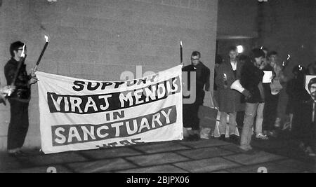 Une veillée aux flambeaux en 1987 en faveur de Viraj Mendis, ressortissant sri-lankais qui a revendiqué le droit de sanctuaire à l'église de l'Ascension à Hulme, Manchester, Angleterre, royaume-uni. Il a surpassé son visa et a revendiqué un danger de mort s'il était renvoyé au Sri Lanka. La vigile a eu lieu à l'extérieur de l'église. En janvier 1989, la police est entrée dans l'église et a arrêté Mendis. Il a été déporté au Sri Lanka. Il est rapporté que ses craintes ne se sont pas matérialisés. Mendis a affirmé que son cas avait reçu tant de publicité que le gouvernement sri-lankais n'a pas osé le faire mal. Banque D'Images