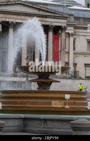 Londres, Royaume-Uni. 30 avril 2020. Cycliste solitaire dans une Trafalgar Square déserte, Londres Credit: Ian Davidson/Alay Live News Banque D'Images
