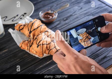 KIEV, UKRAINE - 17 OCTOBRE 2017: Homme prenant photo de la nourriture avec iPhone 7 Noir, closeup Banque D'Images