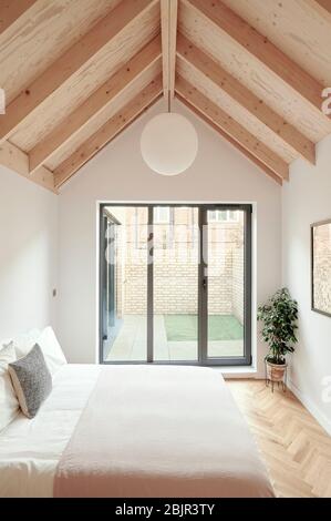 Vue sur la chambre avec plafond voûté et cour extérieure privée. Spencer Courtyard, Londres, Royaume-Uni. Architecte: Kennedy Twaddle, 2020. Banque D'Images