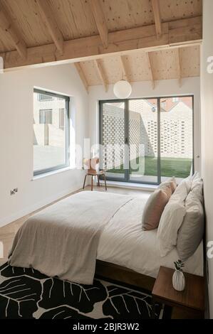 Vue sur la chambre avec plafond voûté et cour extérieure privée. Spencer Courtyard, Londres, Royaume-Uni. Architecte : Kennedy Twaddle, 2 Banque D'Images