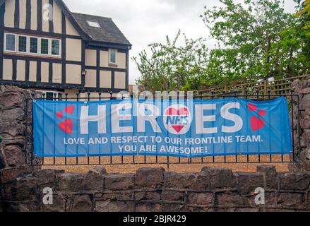 Vie sous le coronavirus Covid-19 pandémique verrouillage: NHS Heroes bannière affiche montrant l'amour Banque D'Images