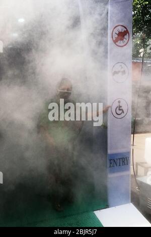 Kolkata, Inde. 29 avril 2020. Les gens passent par la cabine de vaporisation de désinfectant installée par les autorités locales, tout en entrant sur le marché local de Kolkata, en Inde, le 29 avril 2020. (Photo de Sudipta Pan/ Pacific Press/Sipa USA) crédit: SIPA USA/Alay Live News Banque D'Images