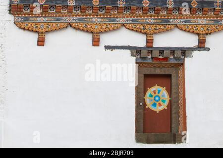 Paro, Bhoutan. Rinpung Dzong, monastère bouddhiste et forteresse. Détail de l'architecture en bois bhoutanaise sculpté à la main. Banque D'Images