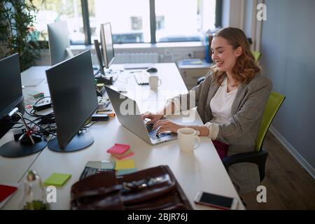 L'atmosphère amusante au bureau est souhaitable, concept femme d'affaires Banque D'Images